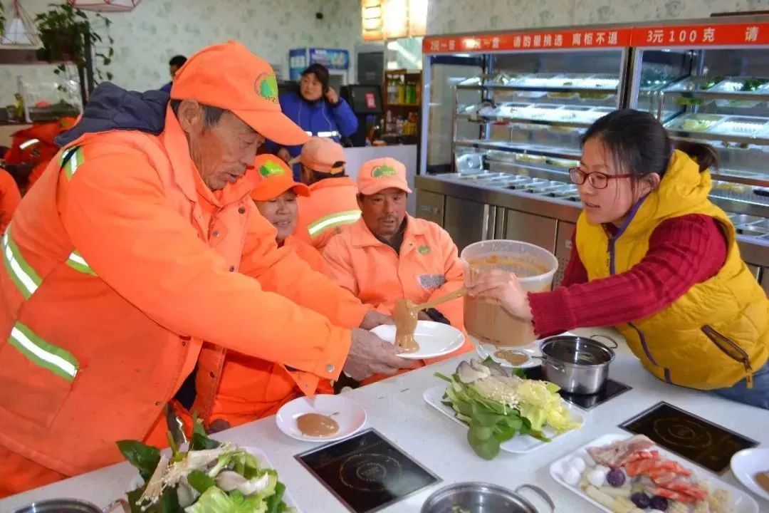 头盔传递冬日温情 全民共建文明交通