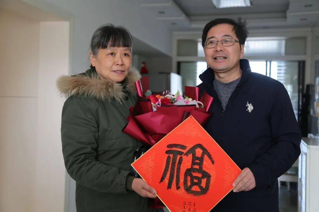 菊花香溢满重阳 敬爱情深暖人心