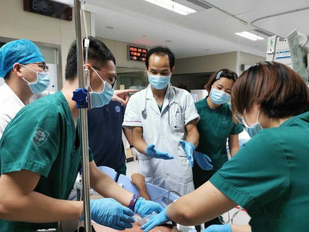 生死竞速！成都东部新区中西医结合医院成功抢救一名颅脑外伤、脑疝致呼吸心脏停搏患者