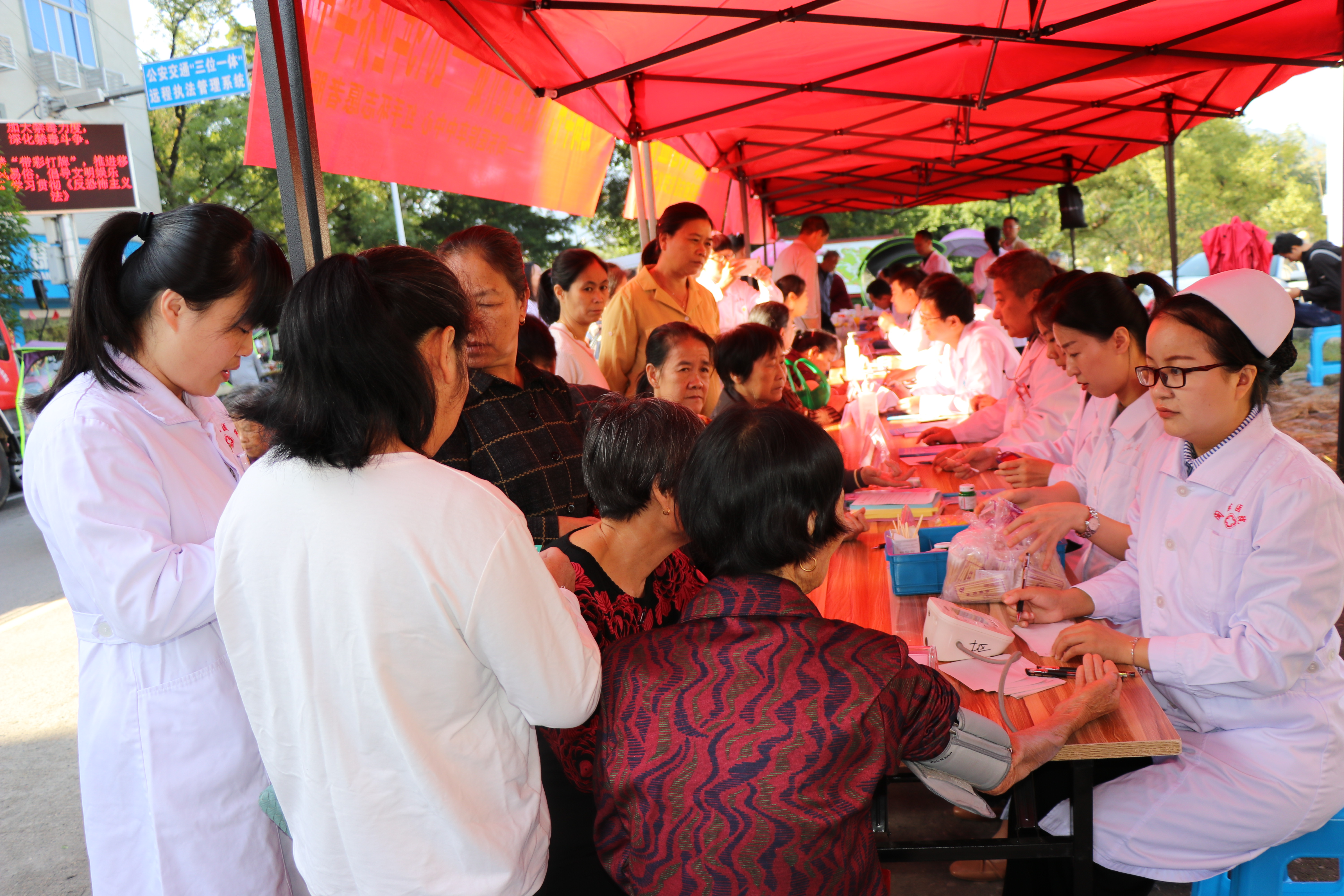 卒中：重在预防！四川蓝生脑科医院开展世界卒中日义诊活动