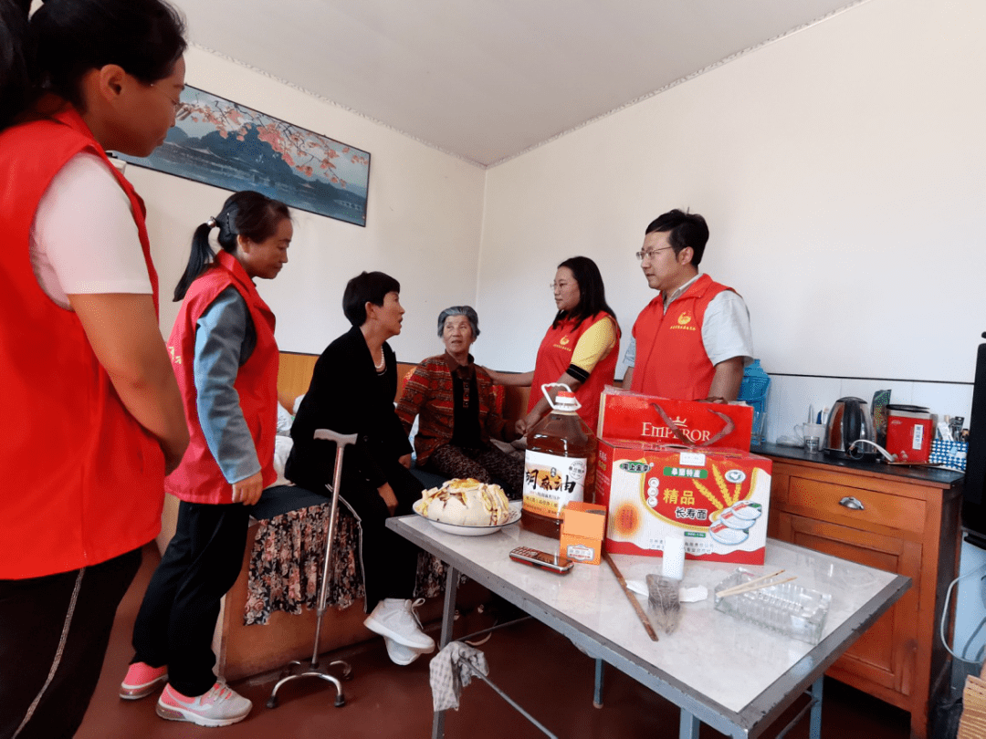 成都誉美医院长期照护科为住院老人举办庆重阳活动，让他们感受温暖与关爱