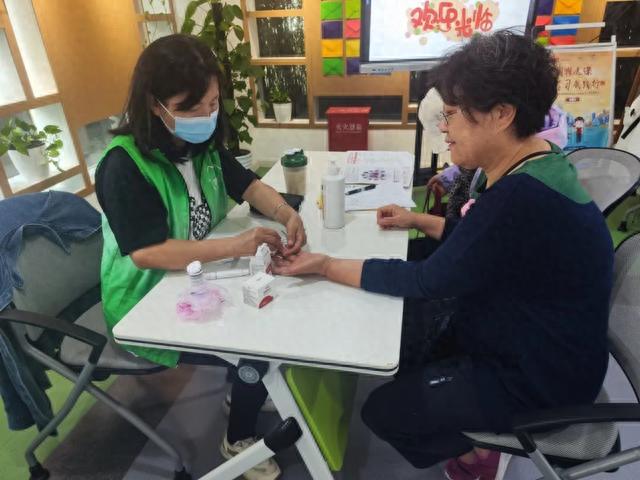 成都誉美医院长期照护科为住院老人举办庆重阳活动，让他们感受温暖与关爱