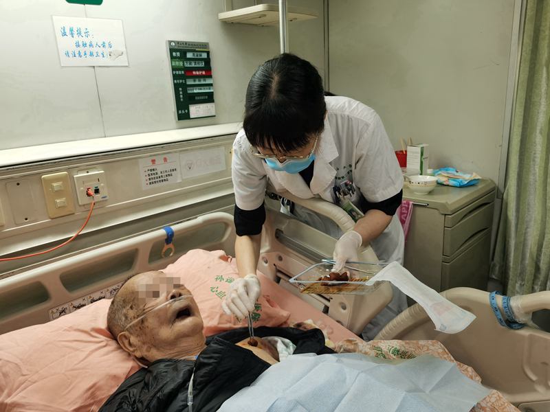 为心跳护航！四川蓝生脑科医院心血管内科成功为百岁老人植入心脏起搏器