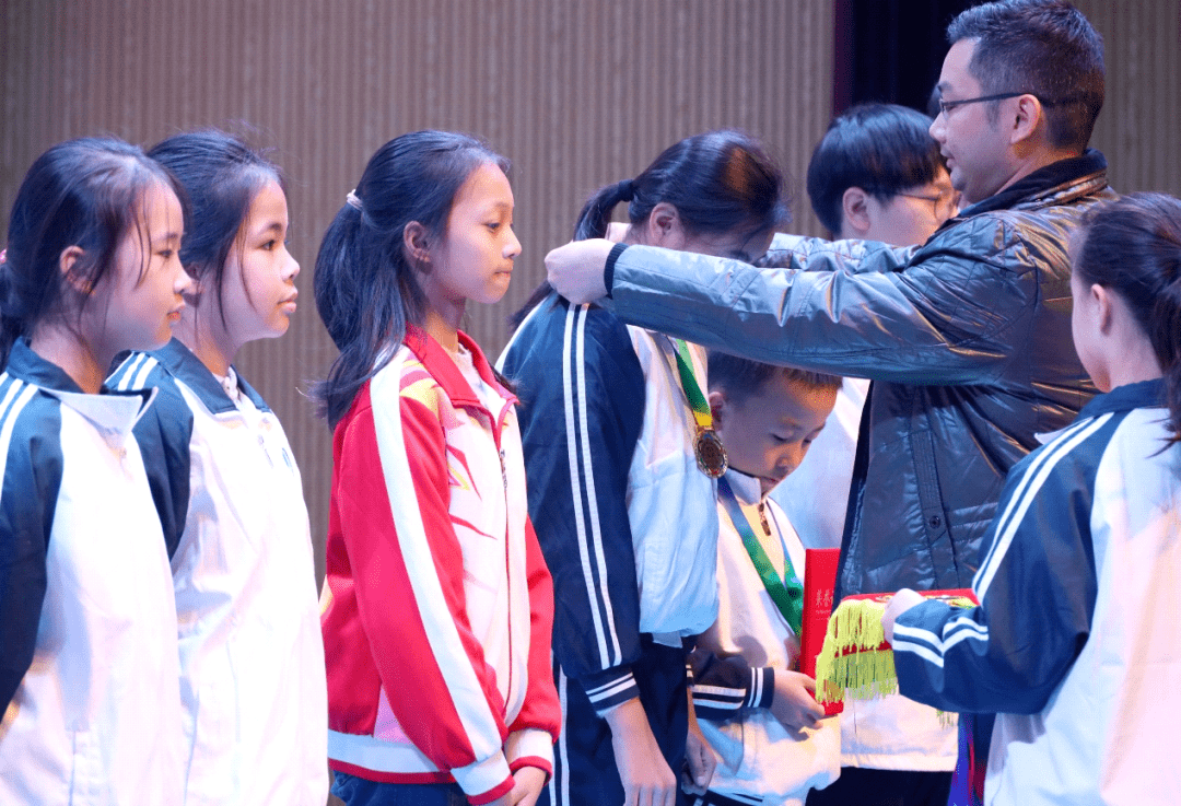 开拓创新 实干兴校 ——郫都区友爱职业技术学校开学教职工例会