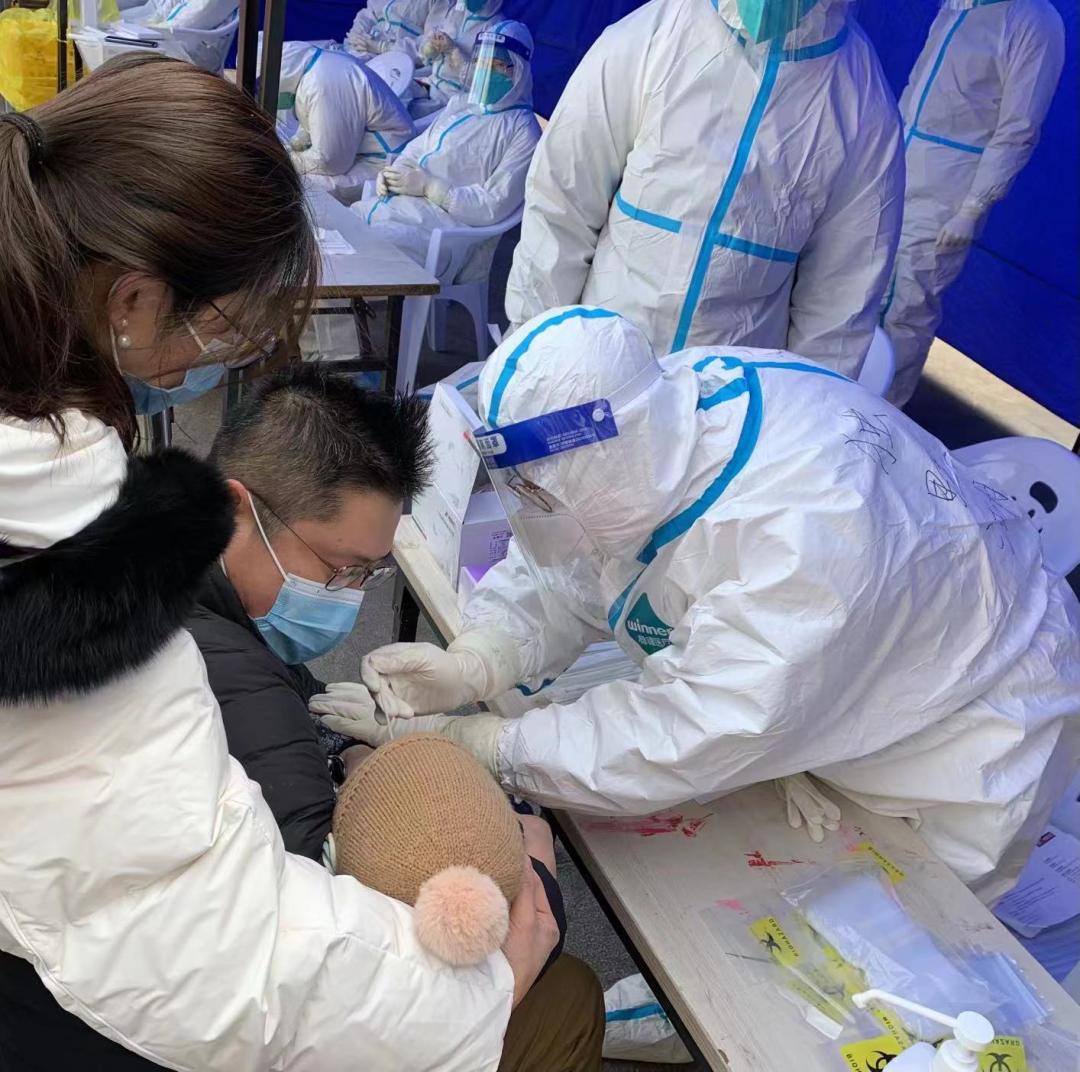 《白衣执甲 医路向前》