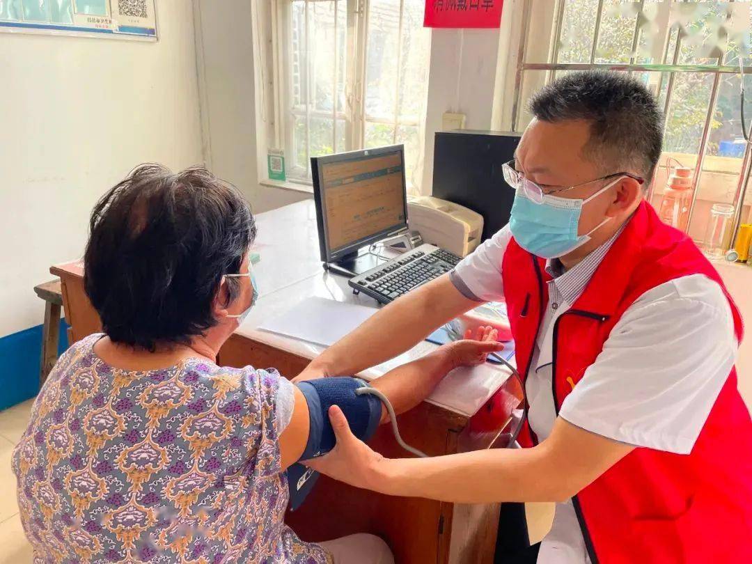 《白衣执甲 医路向前》