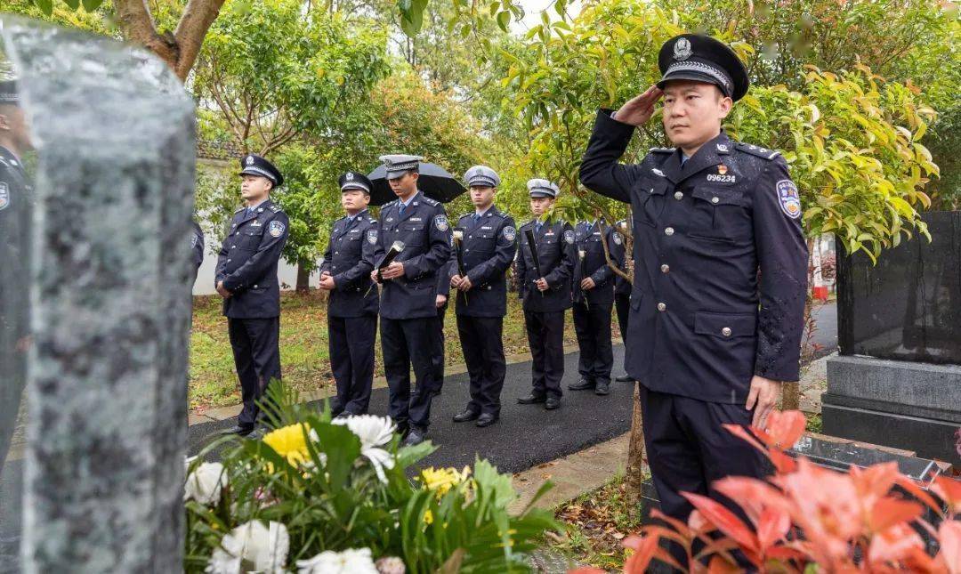 成都公安组织开展“致敬公安英烈、激发奋进力量”公安英烈主题纪念活动