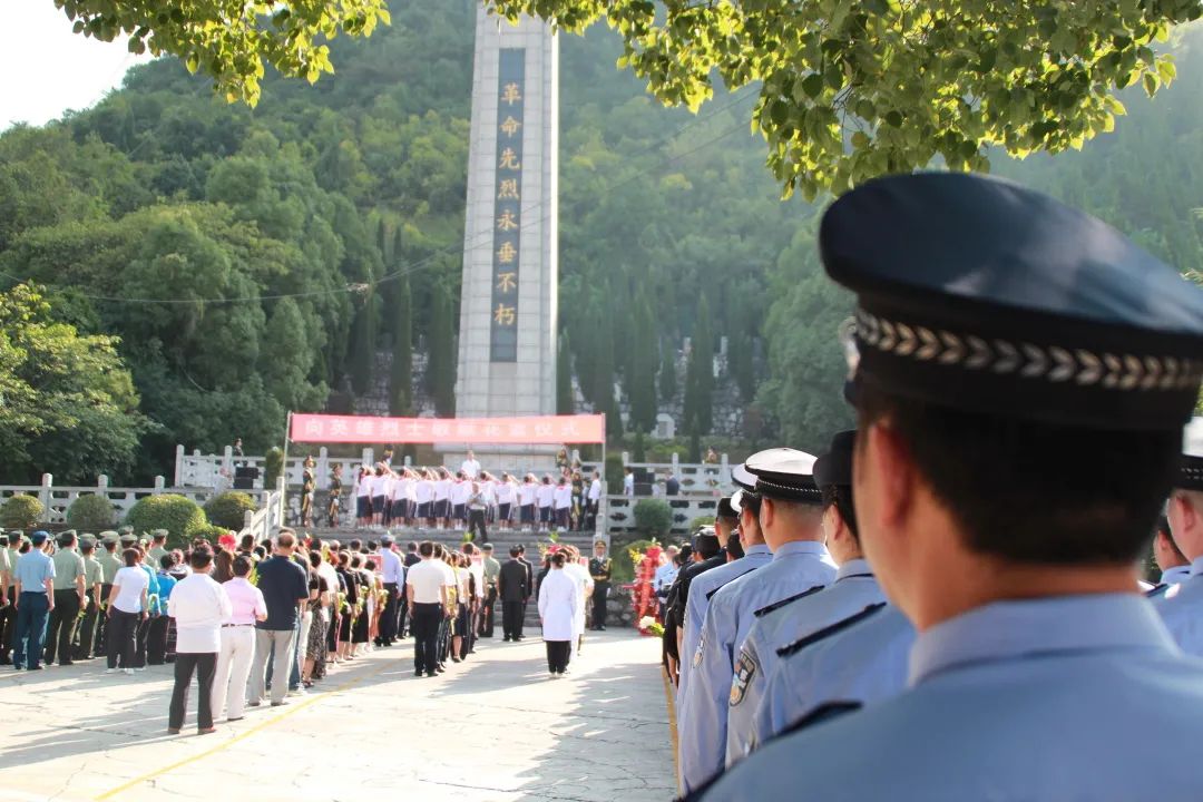 成都公安组织开展“致敬公安英烈、激发奋进力量”公安英烈主题纪念活动