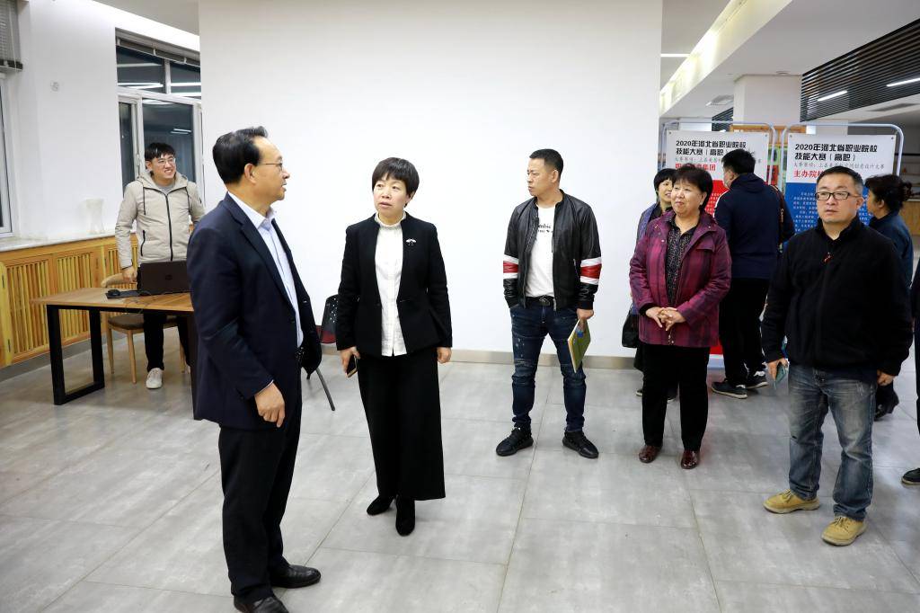 四川省德昌县职业高级中学副校长谢彦红一行到成都汽车职校考察交流