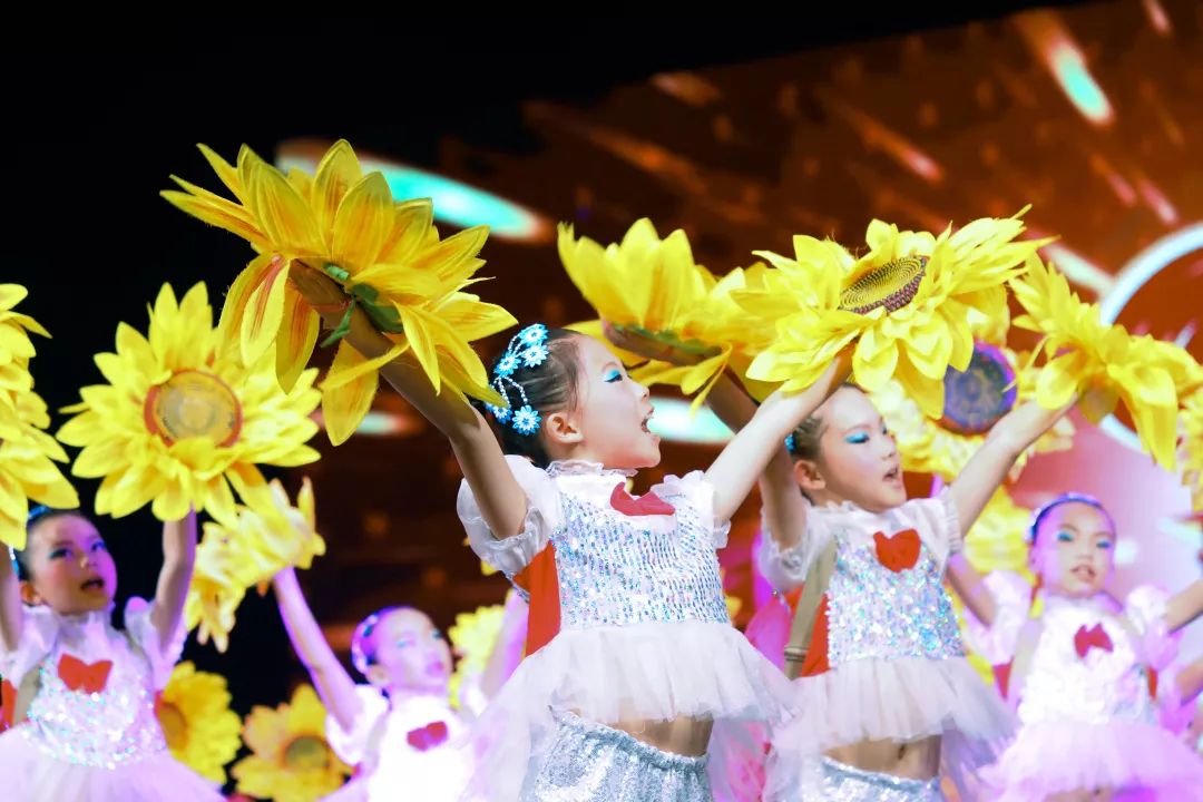 万春镇第一幼儿园举行夏日“摊”玩，欢欢“西西”过六一活动