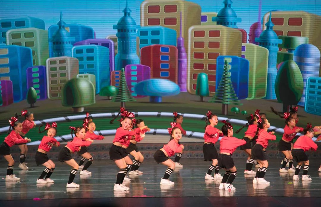 万春镇第一幼儿园举行夏日“摊”玩，欢欢“西西”过六一活动