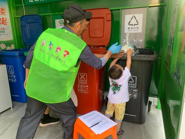 桂溪街道和平社区开展“和”你“童”行环保小卫士垃圾分类宣传活动