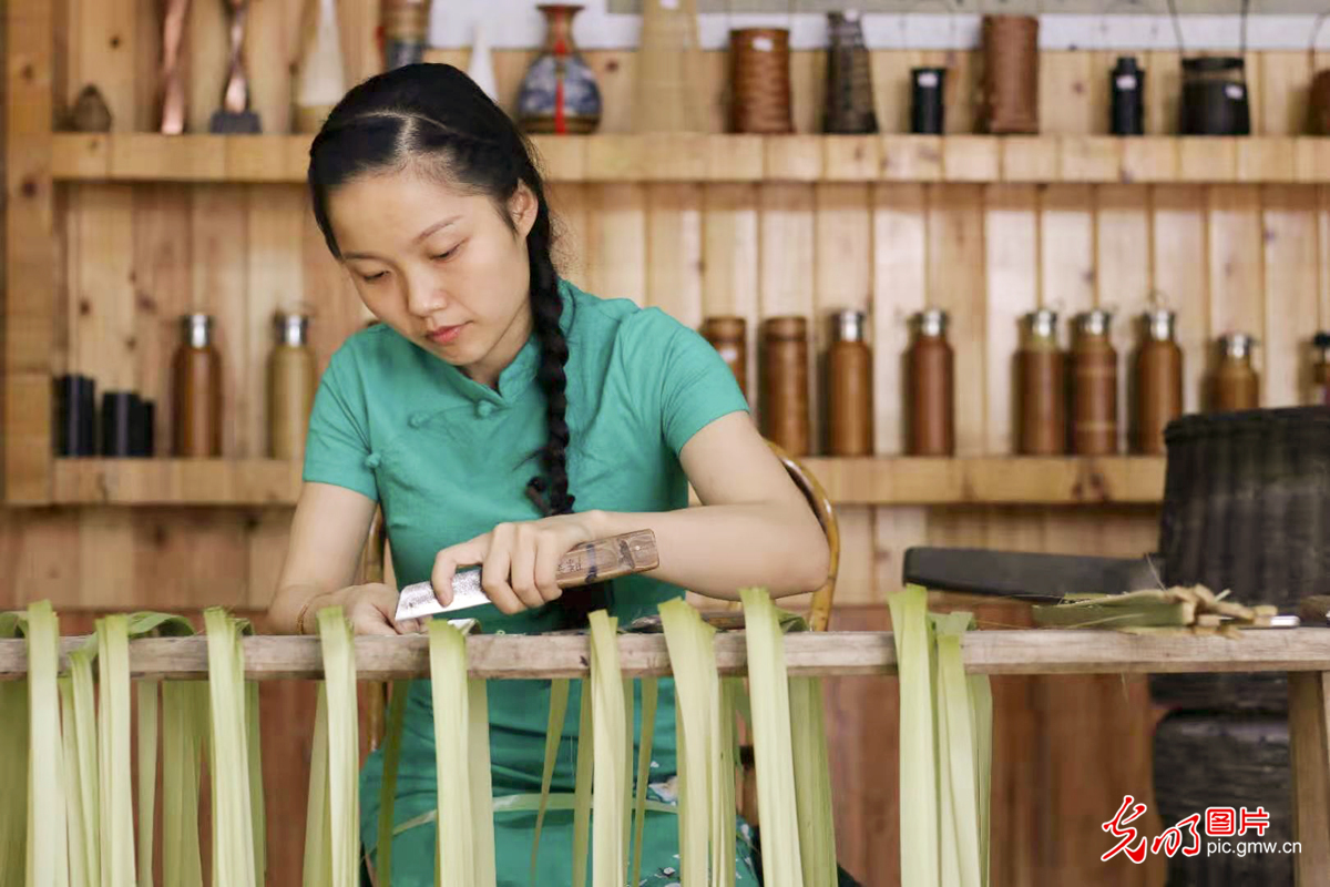 桂溪街道和平社区开展“中秋月圆·非遗竹编”手工DIY制作主题活动