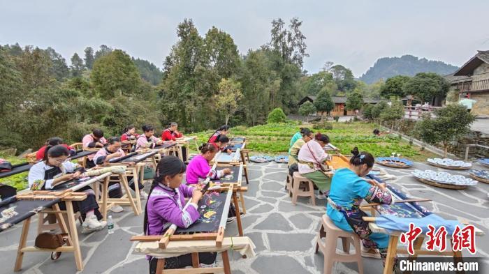 17年脱贫攻坚筑起这位老党员的家乡蜕变之路