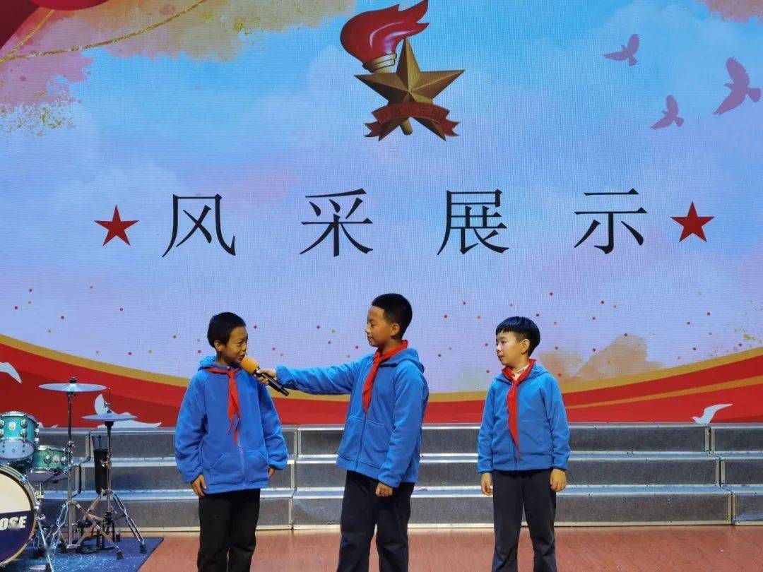 飘扬红领巾 光荣少先队