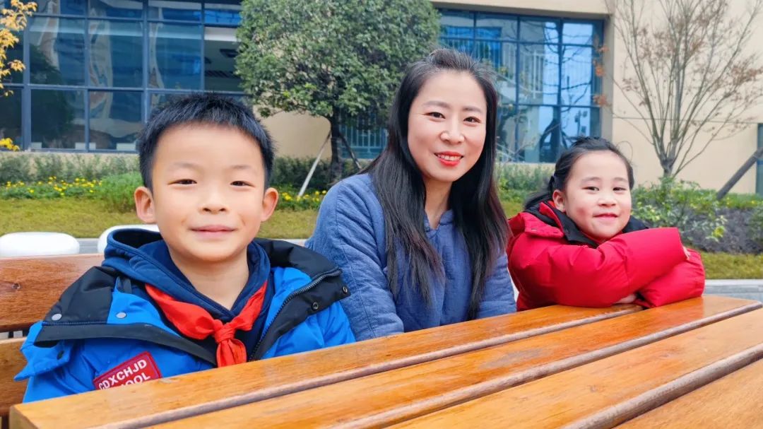 火遍央媒——成都市公安局“变脸”警官高启诚到龙泉七中开课啦！