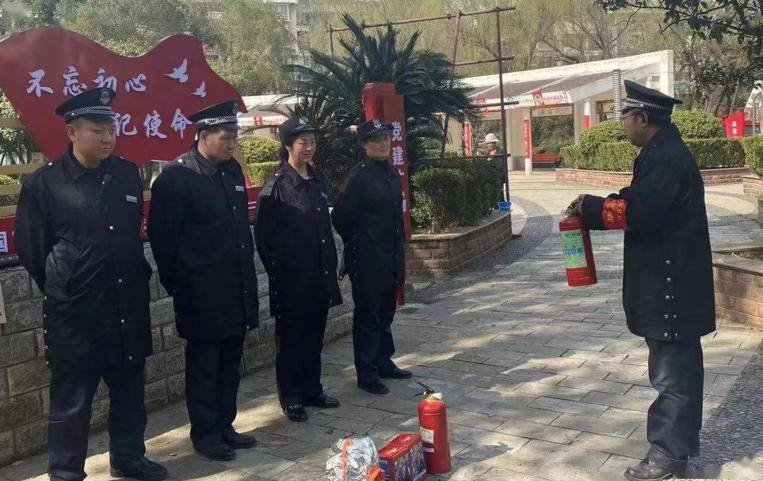 筑牢安全堤 守护家园安 桂溪街道和平社区开展防汛演练活动