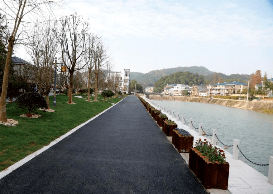 扮靓城乡道路“颜值” 绘建和美共富乡村