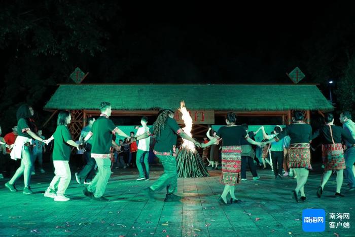 熊熊燃篝火 烈烈伴歌舞