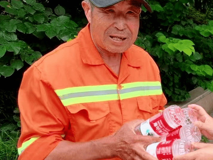 酷热之下 善举如清风送爽