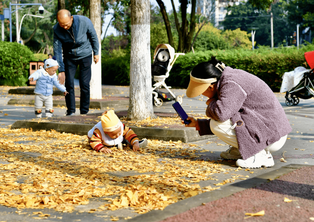 桂溪街道和平社区开展儿童 Cos 秀游园会