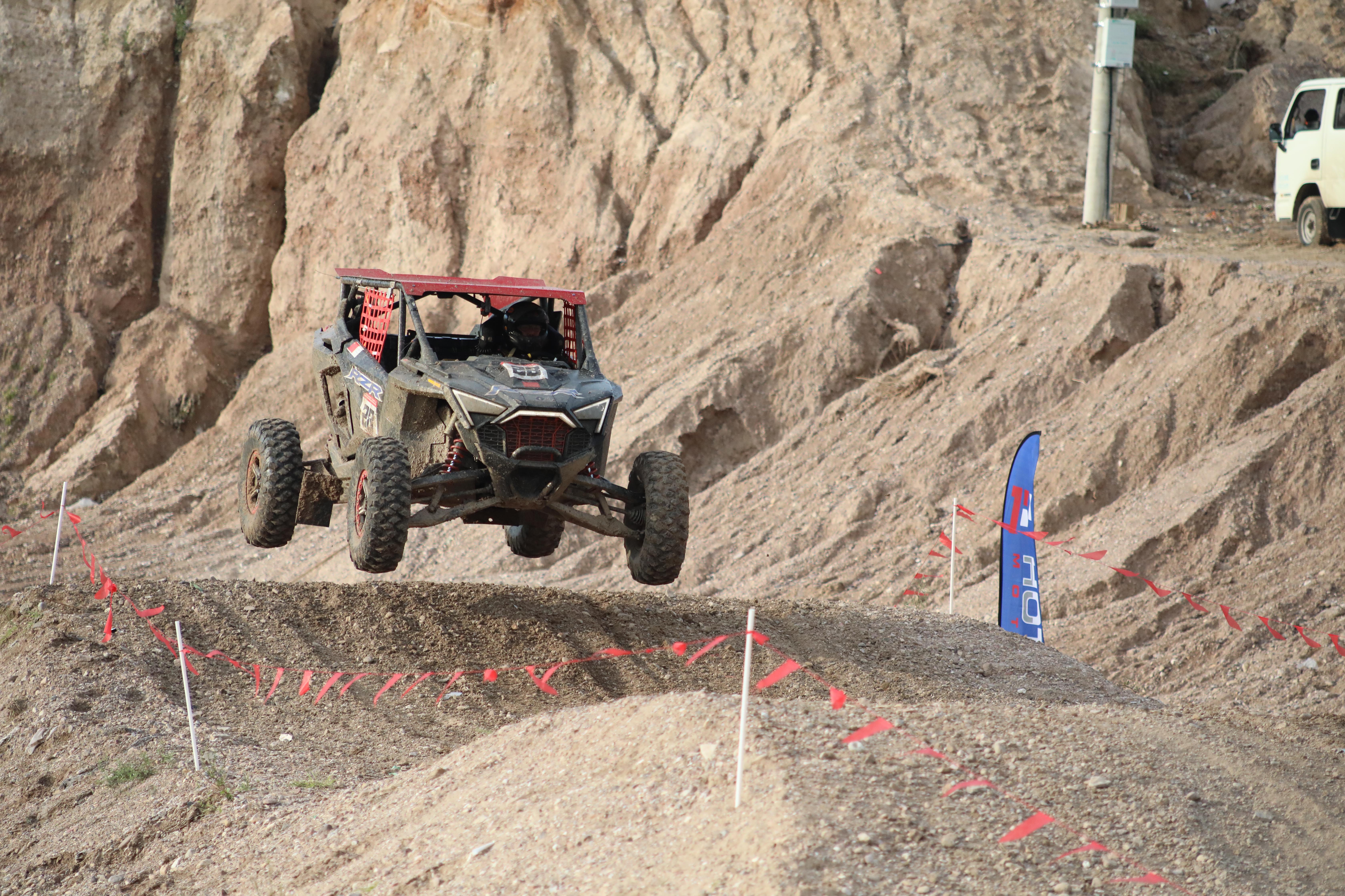 草原汽车越野赛 上演美景与激情