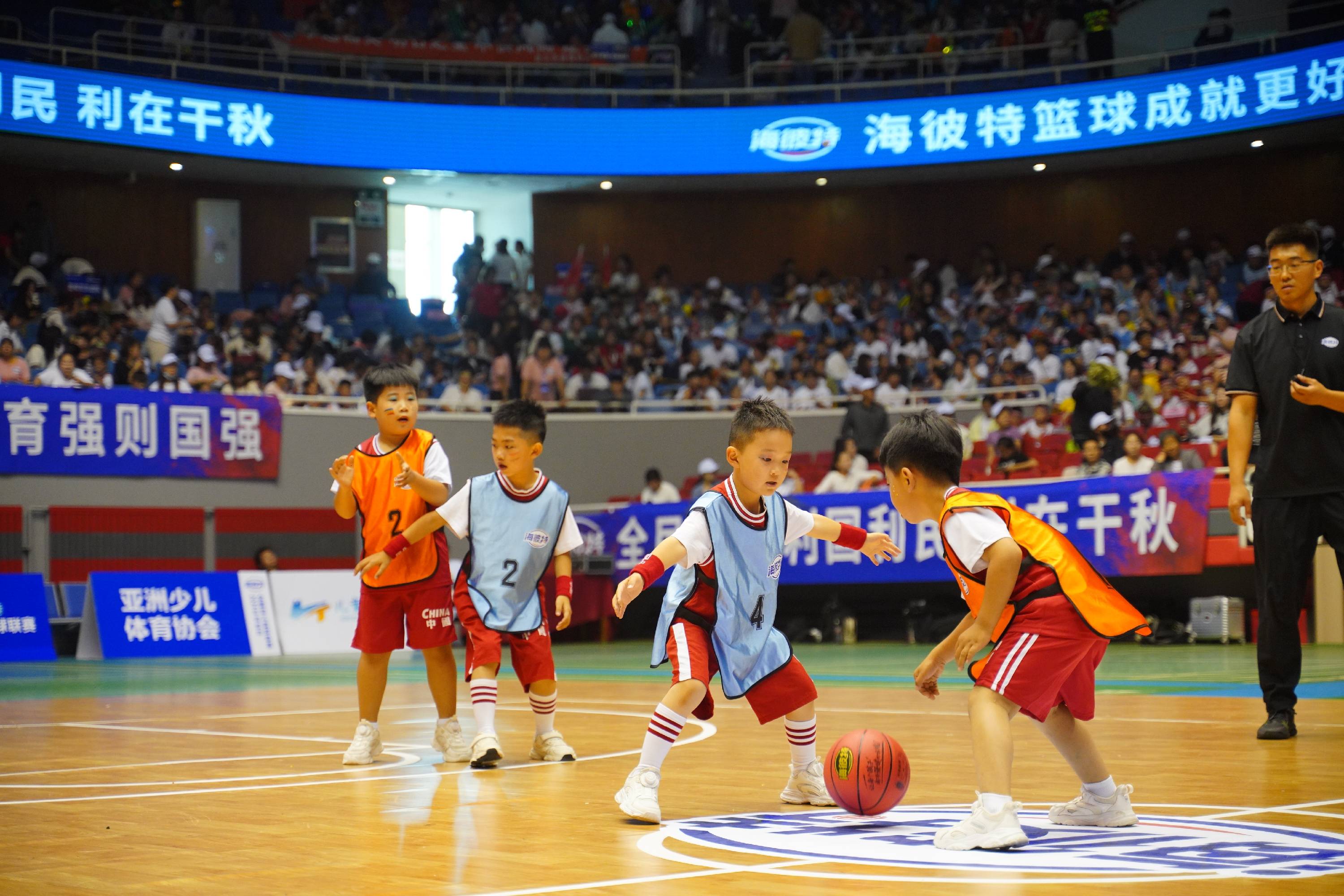 岳池县第二届幼儿篮球交流赛圆满举行 萌娃赛场展风采