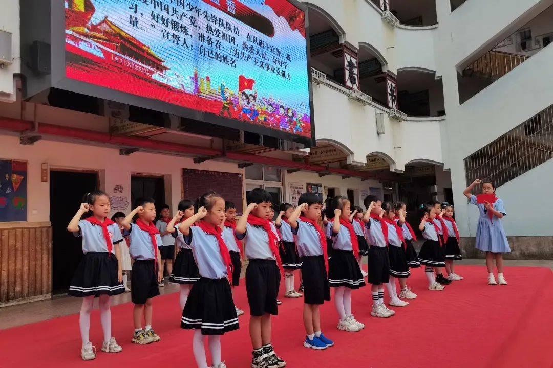 “逐梦新时代，‘艺’起向未来”