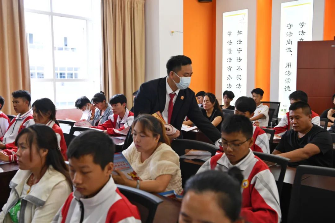 法治进校园 护航共成长