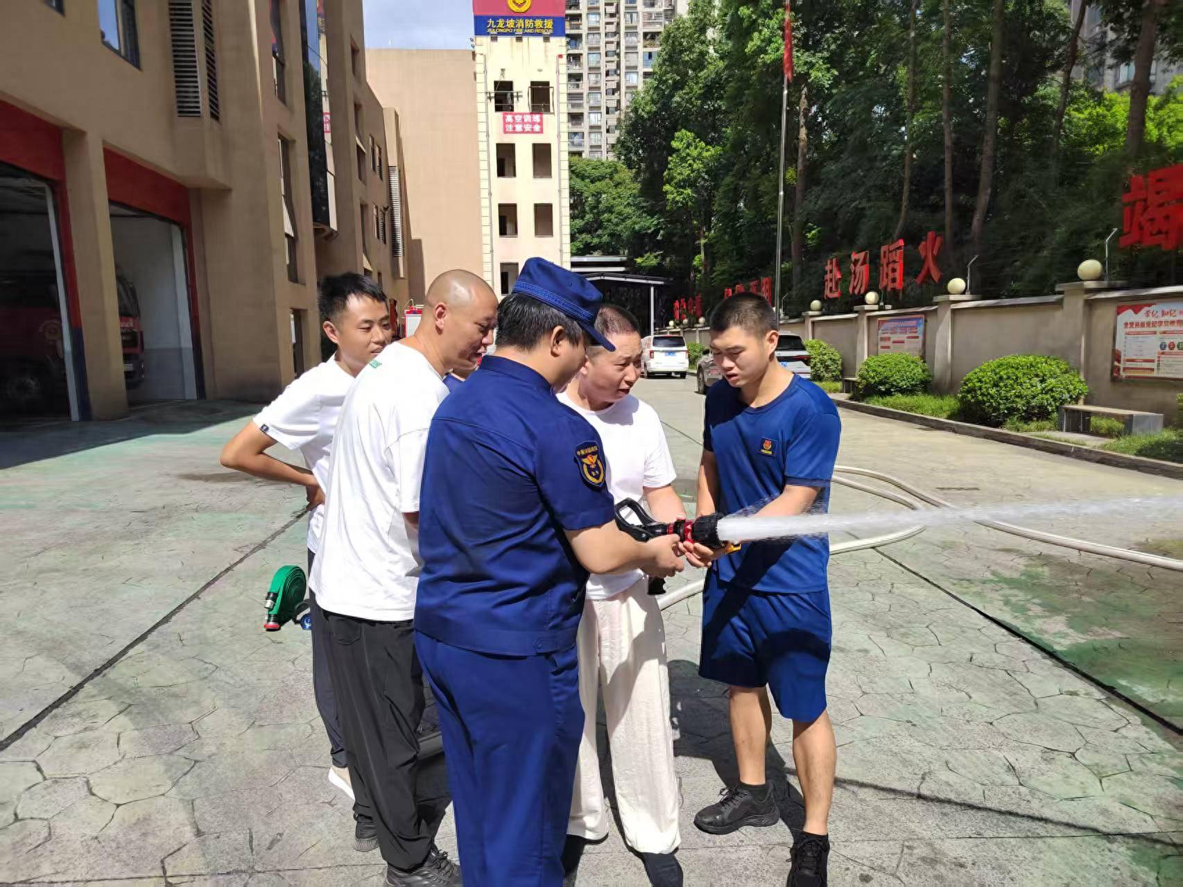 传递医护情 致敬火焰蓝